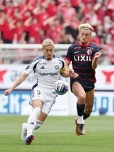 競り合う昌子と鈴木　Ｊリーグ