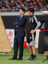 名波コーチと話す森保監督　サッカー