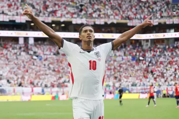 ポーズを取るベリンガム　Ｗ杯サッカー