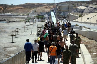 スペイン飛び地セウタに未成年の不法移民１０００人超残留、首長が中央政府に緊急支援要請
