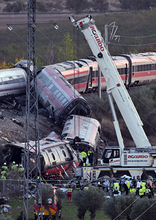 スペイン列車事故、死者６８人に