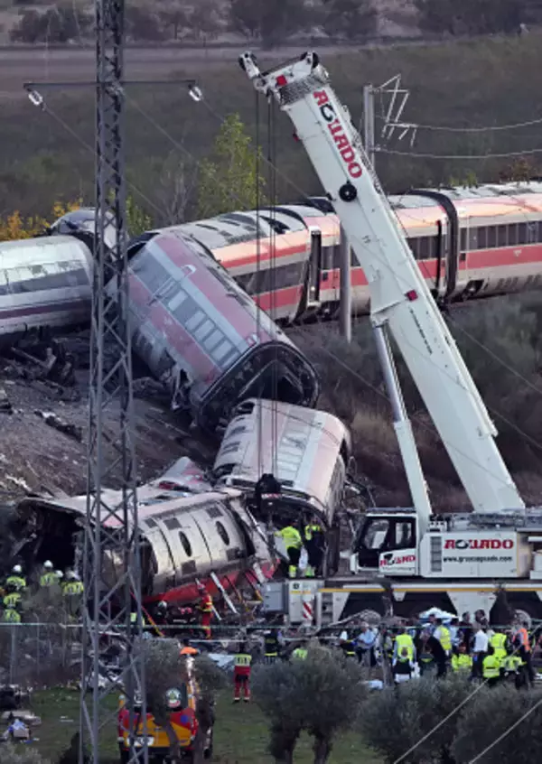 スペイン列車事故、死者６９人に