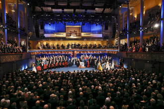 メダル受け取り、笑顔も＝坂口さんと北川さん―ノーベル賞授賞式