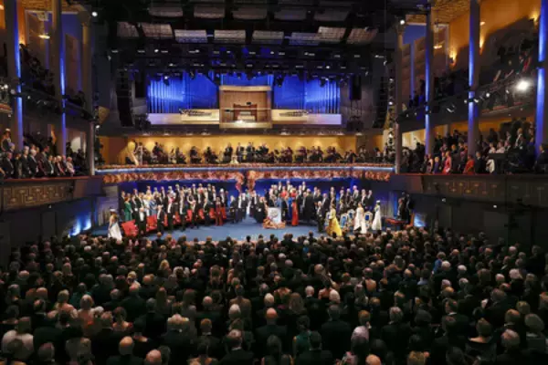 メダル受け取り、笑顔も＝坂口さんと北川さん―ノーベル賞授賞式