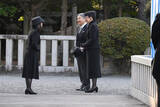 「両陛下、百合子さまの墓参」の画像1