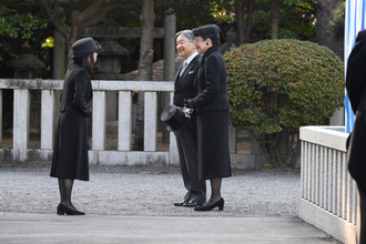 両陛下、百合子さまの墓参