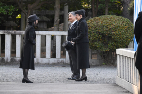 両陛下、百合子さまの墓参