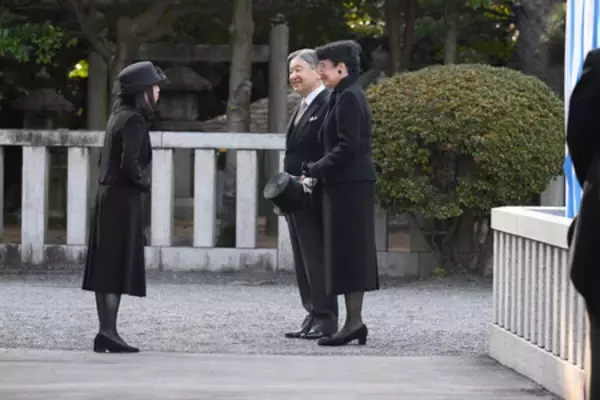 両陛下、百合子さまの墓参