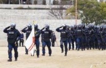 年頭視閲式で行進する機動隊