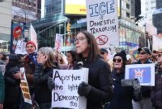 「反トランプ」デモの参加者ら