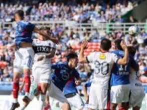 ゴールを決めるレオセアラ　Ｊリーグ