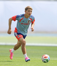 全体練習での堂安　サッカー