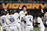 「祝福される柳田　プロ野球」の画像1