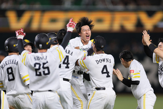 祝福される柳田　プロ野球