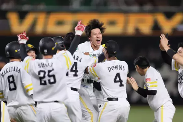 祝福される柳田　プロ野球
