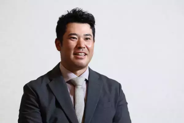 インタビューに答える松山　ゴルフ