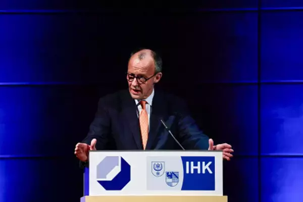 演説するメルツ独首相