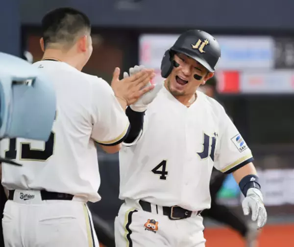 迎えられる森友　プロ野球