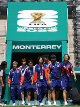 試合会場を確認する選手ら