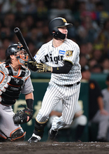 ２点適時打を放つ中野　プロ野球