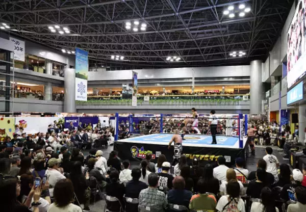 空港のど真ん中でプロレス開催