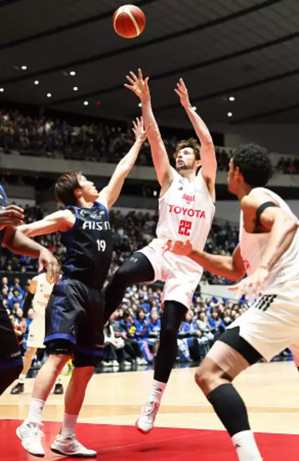 シュートを放つロシター