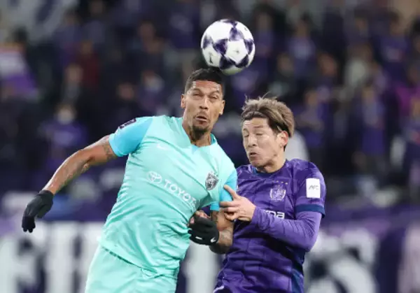 競り合う新井　サッカー