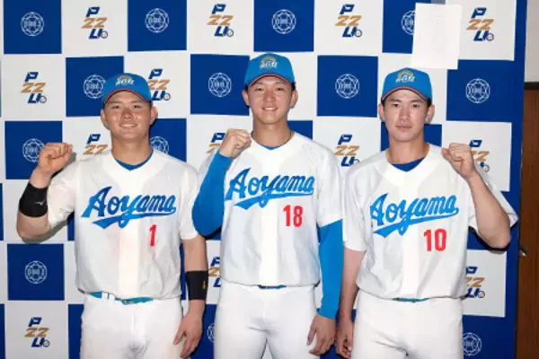 「撮影に応じる青学大の選手」の画像