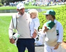 シェフラー、家族と共に＝「最年少」次男も話題―マスターズゴルフ