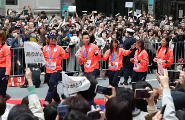 声援に応えるスノーボード選手