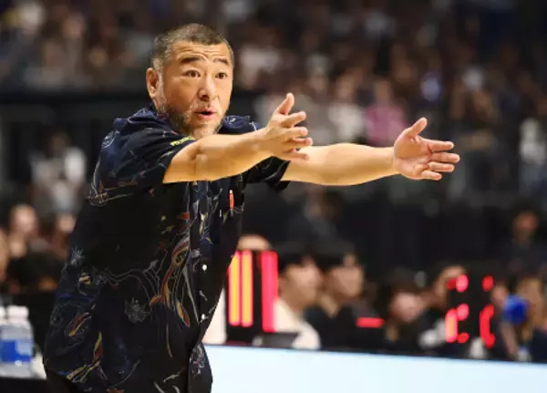 指示を出す桶谷監督