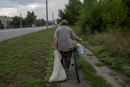 戦火の町で自転車生活　ウクライナ・ドンバス地方の高齢者