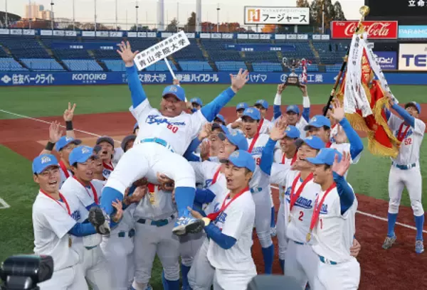 胴上げされる安藤監督　野球