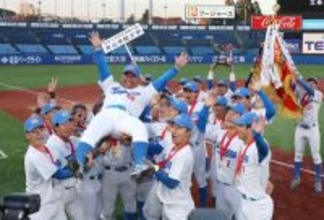 胴上げされる安藤監督　野球