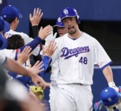 チームメートに迎えられる阿部