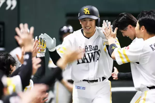 祝福される山本祐　プロ野球
