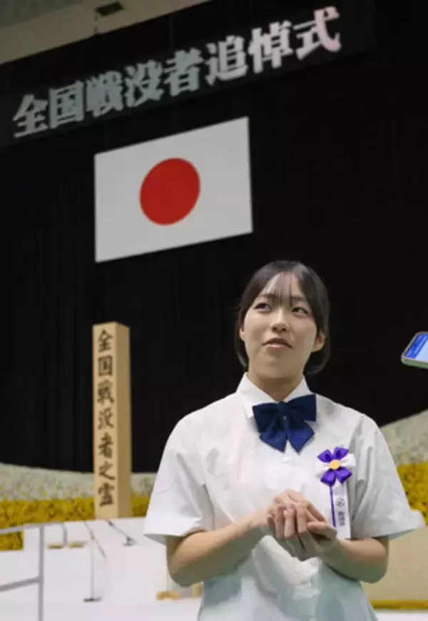 １６歳献花者「戦争の記憶つなぐ」＝父が戦死の祖父、共に追悼―終戦記念日