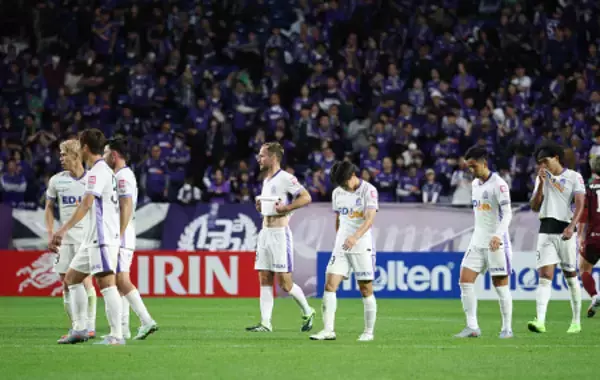 肩を落とす広島イレブン