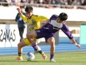競り合う三浦と千葉　高校サッカー