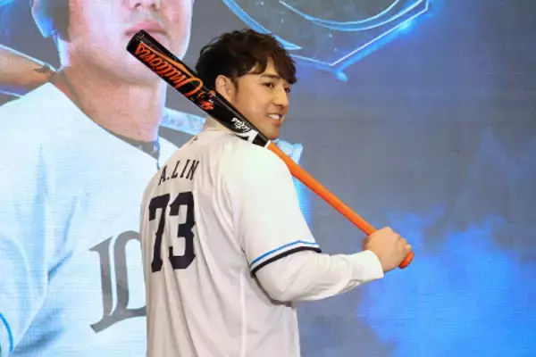 バットを持つ林安可　プロ野球