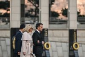 マクロン氏、トランプ氏による夫婦関係やゆを一蹴「論ずるに値しない」