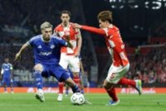 競り合う佐野海　サッカー