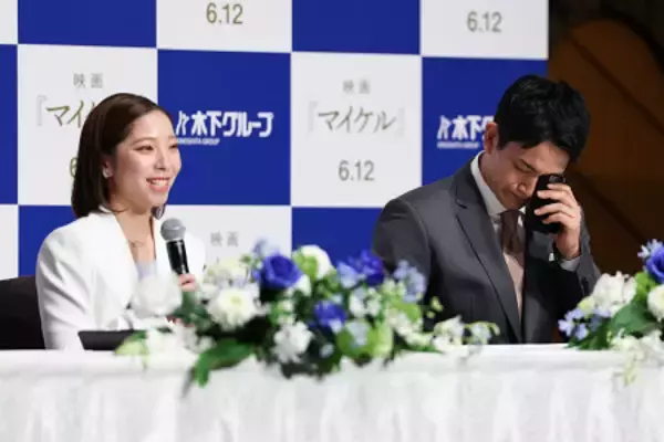 涙をぬぐう木原さん