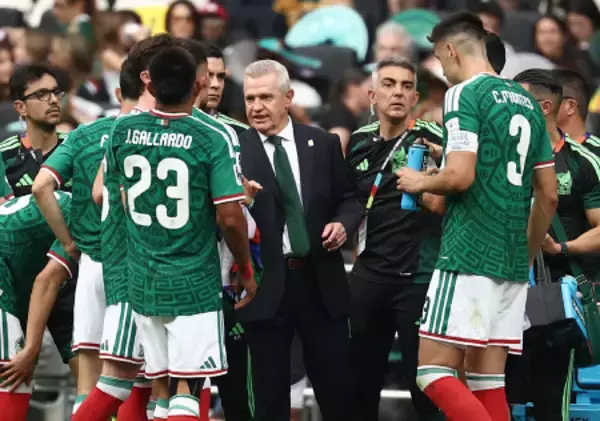 指示を出すアギーレ監督　Ｗ杯サッカー