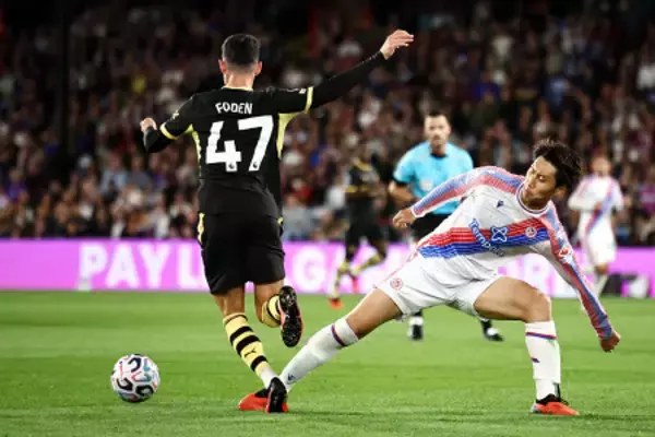 タックルする鎌田　欧州サッカー