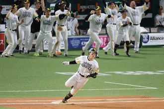 サヨナラ本塁打を放った正木　プロ野球