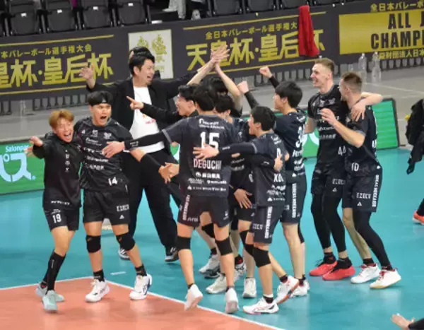 喜ぶＶ北海道の選手ら