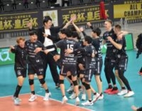 喜ぶＶ北海道の選手ら