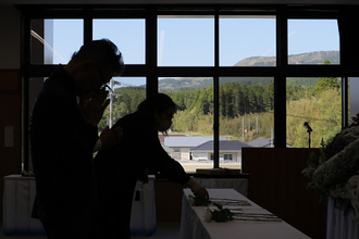 献花する参列者　熊本地震１０年