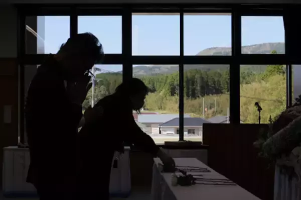 献花する参列者　熊本地震１０年